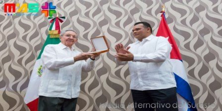 raul castro recibe medalla salvador alvarado