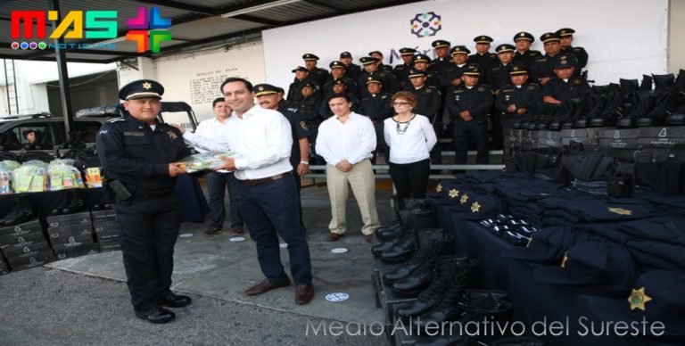 Mauricio Vila entrega uniformes, equipos y útiles escolares a la Policía Mérida @MauVila