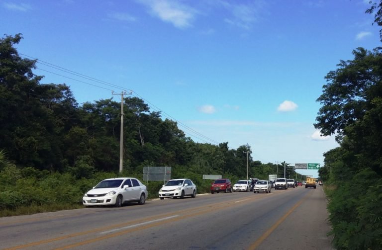 Taxistas de Cancún realizaron caravana contra Uber