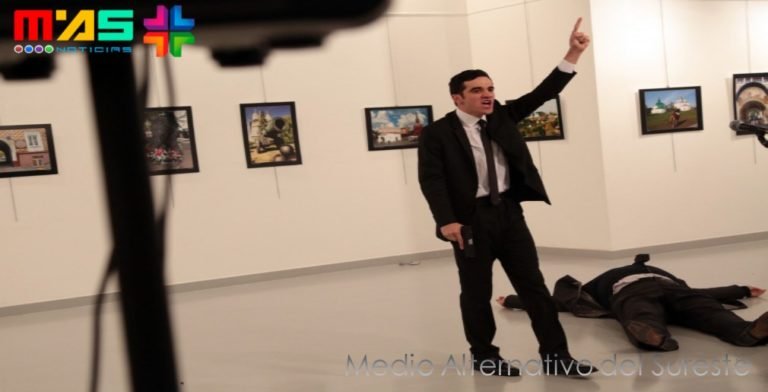 Un policía turco mata al embajador ruso en Turquía al grito de “no se olviden de Alepo”