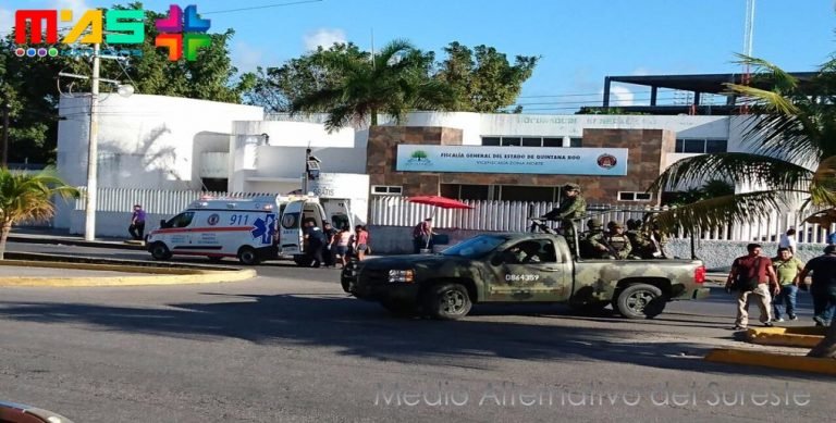 GUERRA EN CANCÚN, Comando armado a balazos y granadazos en edificio de C4 y Fiscalia, Muertos