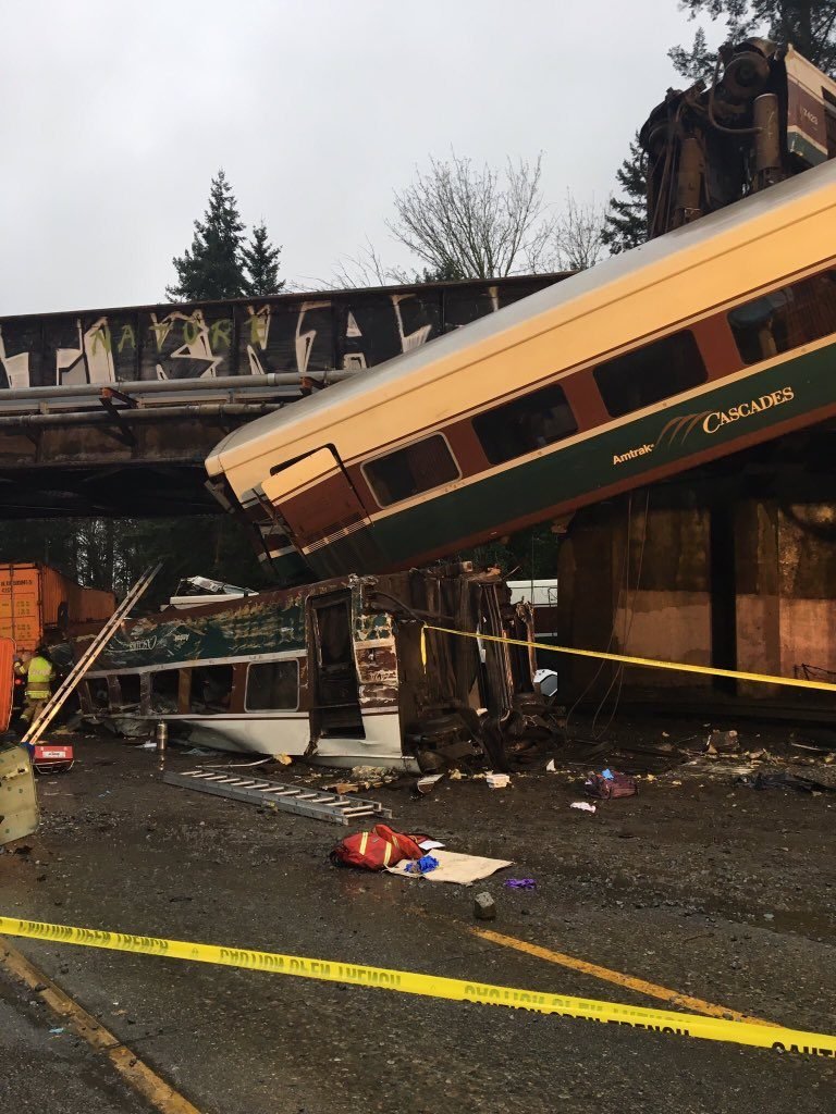 Al menos 6 muertos en descarrilamiento de tren cerca de Seattle
