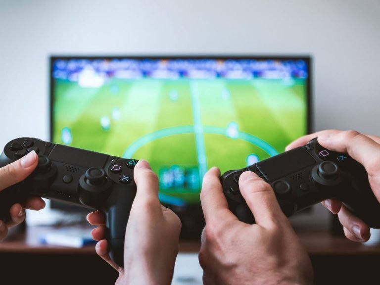 Diputados proponen sancionar con hasta 2.6 millones de pesos a quien venda videojuegos para adultos a menores de edad en México