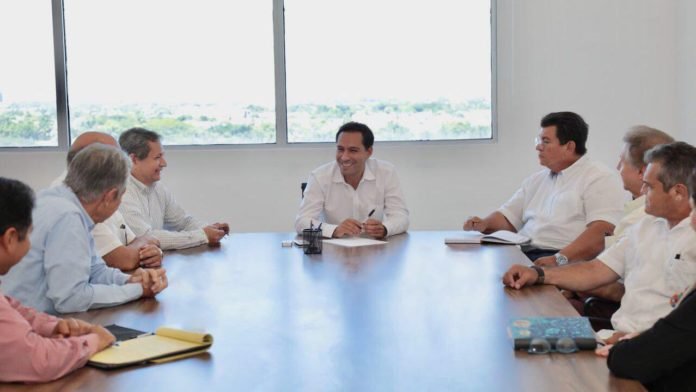 El Gobernador Electo Mauricio Vila Dosal en reunión con integrantes de la CMIC Delegación Yucatán