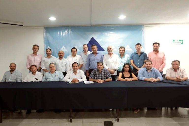 Mauricio Vila se reúne con integrantes de la CANACO SERVYTUR @Mauvila