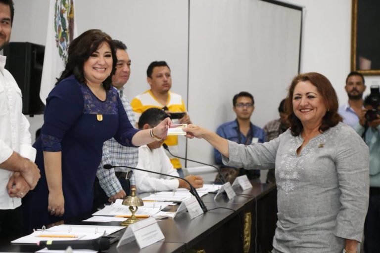 Acreditan a los nuevos diputados de Yucatán