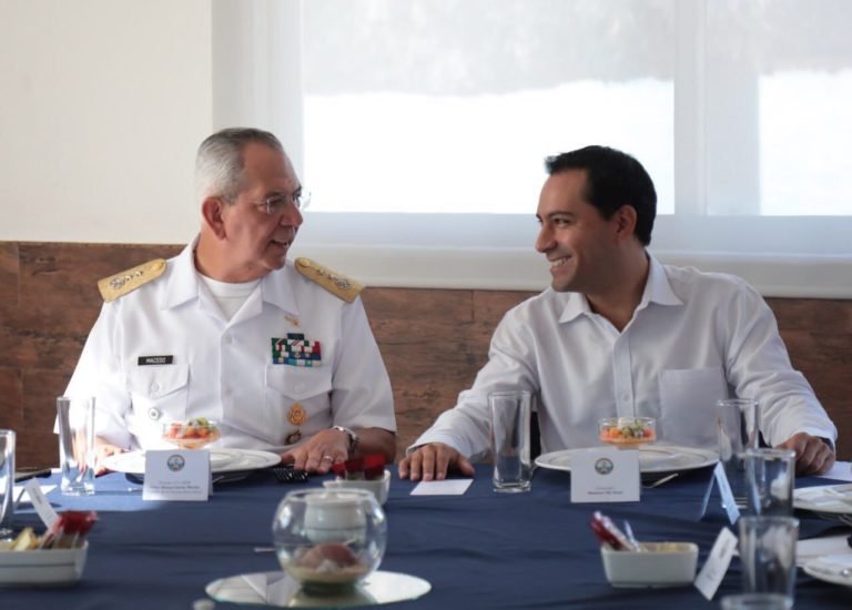El gobernador electo Mauricio Vila se reunirse con el nuevo comandante de la 9a Zona Naval