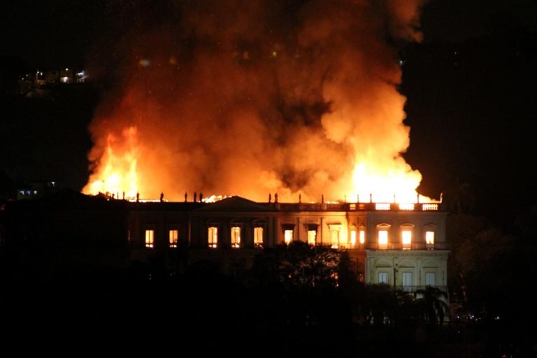 Incendio consume el Museo Nacional de Brasil