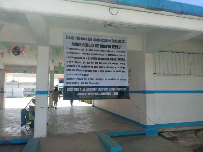 PROFESORES DE LA ESCUELA SECUNDARIA TÉCNICA 28 DE CANCÚN REALIZAN PARO ANTE INCONFORMIDAD CON MAESTRA CON CLAVE DE ADMINISTRATIVA.