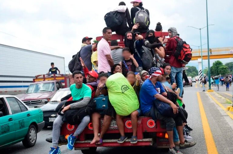Caravana migrante ingresa a aduana en Chiapas e instala campamento