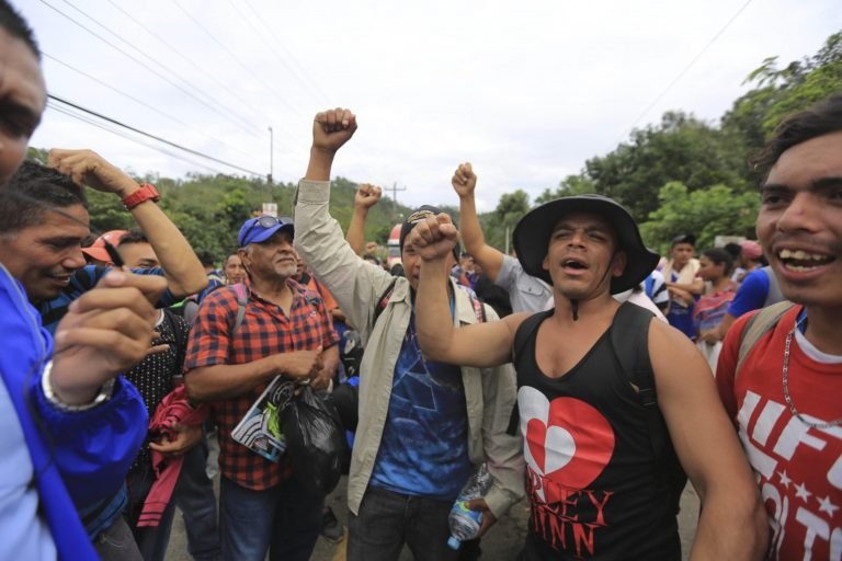 Miles de migrantes derriban la valla fronteriza y entran a México