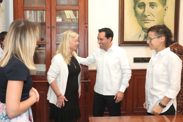 El Gobernador Mauricio Vila escucha necesidades de representantes de cruceros @Mauvila