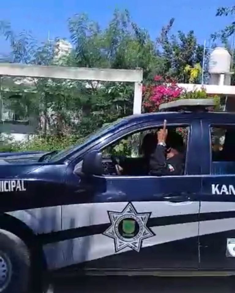 Represión policíaca por limpiar predio baldío en Kanasín