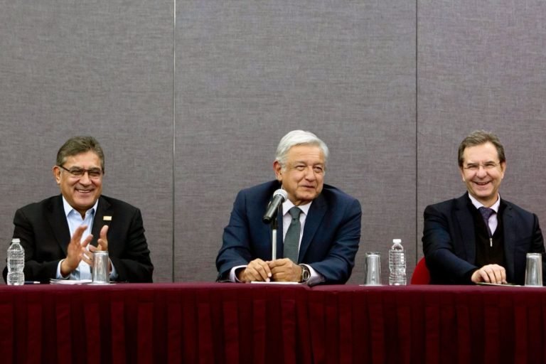 Anuncia AMLO reversa a la reforma educativa en reunión con SNTE