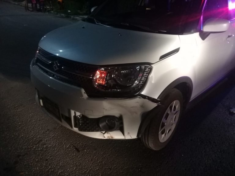 Invade el carril contrario y choca con motociclista