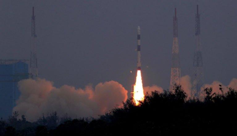India lanza con éxito en un solo cohete 31 satélites