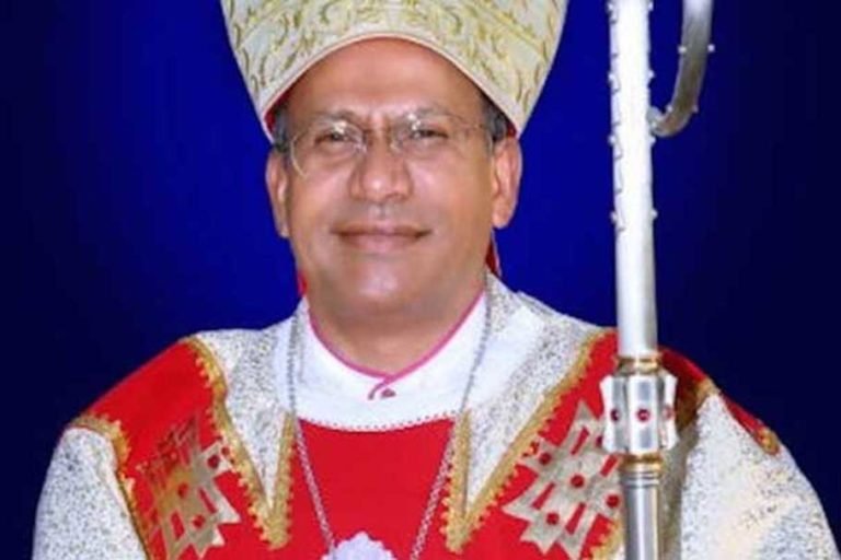 El Papa remueve a obispo con esposa, hijo y vida de lujo