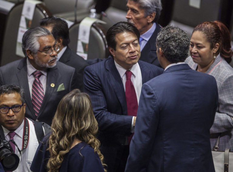 Morena “blinda” a AMLO por bonos del NAIM; PRI dice que es un “Fobaproa aeroportuario”