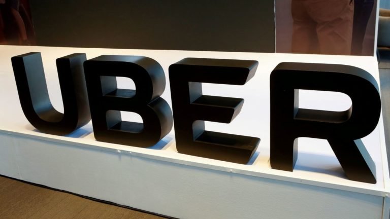 Uber presenta documentos para oferta pública inicial: Bloomberg
