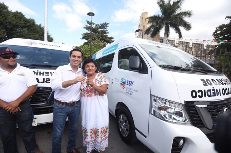 Gobierno de Yucatán entrega vehículos de traslado médico a municipios