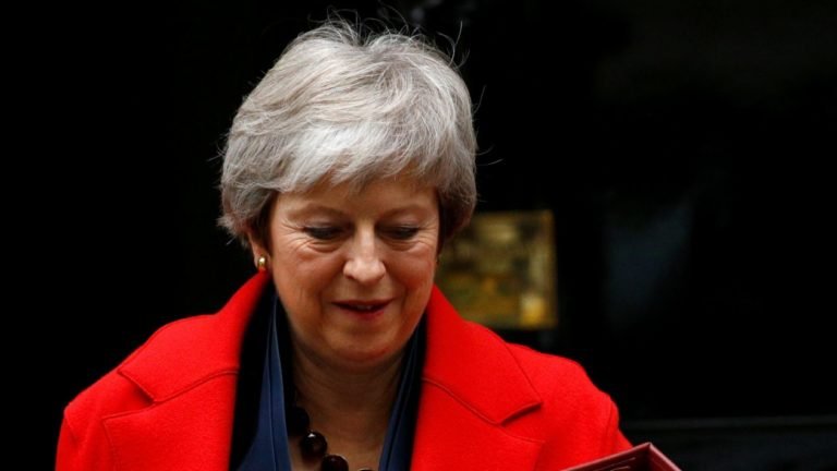 Caos en el Reino Unido: May suspende votación sobre el Brexit y ahora todo pende de un hilo