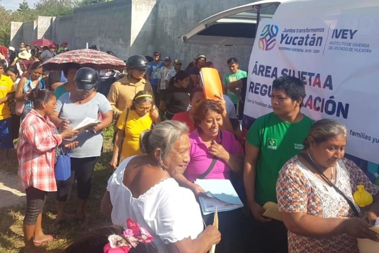 El gobierno mediante el IVEY le cumple a colonias de Motul