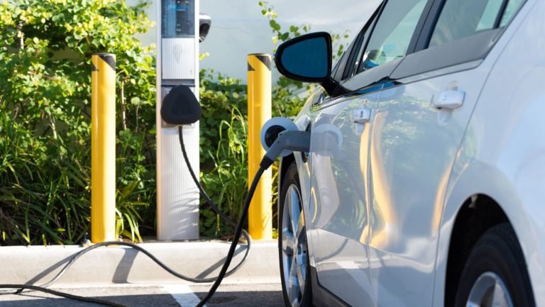 EU busca quitar subsidios para autos eléctricos y energías renovables: Casa Blanca
