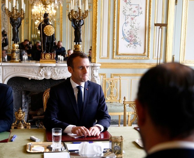 Francia suspende aumento a combustibles tras protestas