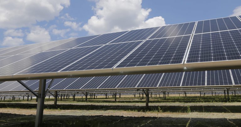 La guerra comercial lleva a suspensión de obras en industria solar de EU; pierden 8 mil mdd