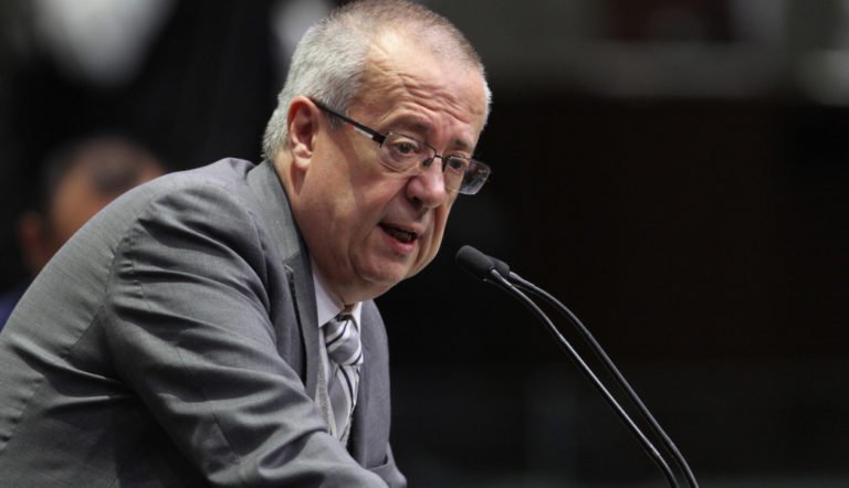 Paquete económico de AMLO tranquiliza al mercado; peso se fortalece mientras Wall Street cae