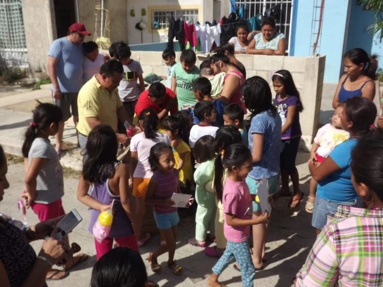 Niños de Arboleda Kanasín recibieron regalo de Reyes