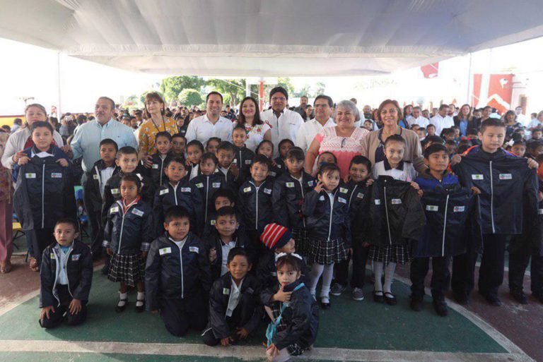 El Gobierno de @Mauvila pone en marcha distribución de más de 208,000 chamarras para estudiantes yucatecos