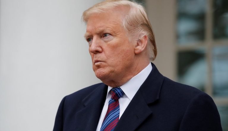 Trump llama ‘locos lunáticos’ a periodistas que le critican