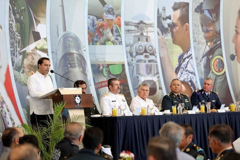 El mandatario yucateco encabeza la conmemoración del 104 aniversario de esa institución militar @Mauvila