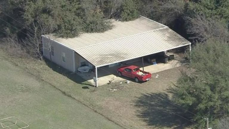 Rescatan a dos niños encerrados en una jaula para perros en un granero de Texas