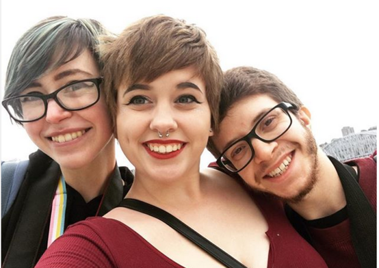 Una pareja se enamora de su dama de honor y comienzan una relación de 3