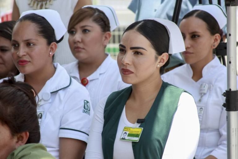 IMSS lanza convocatoria de más de 8 mil plazas para médicos y enfermeras