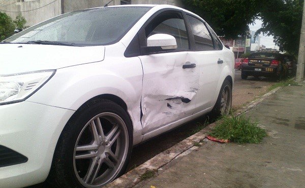 Conductores se culpan mutuamente después de chocar en calle del norte de Mérida