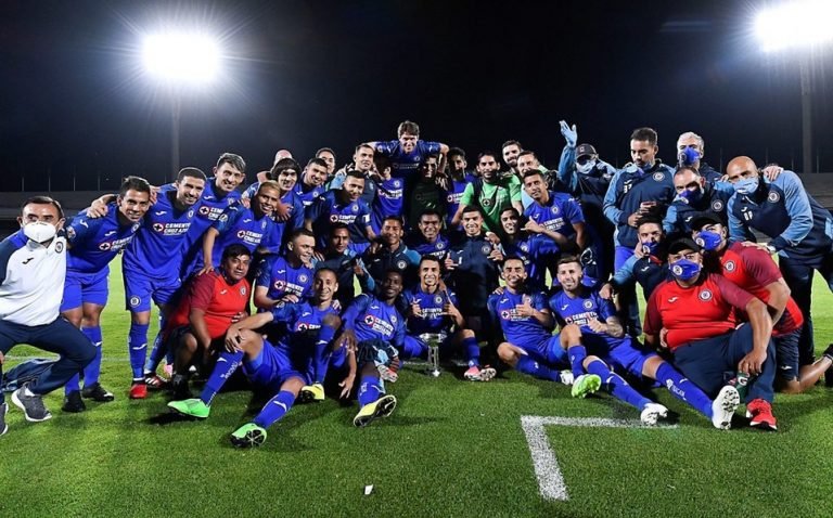 Cruz Azul es campeón de la Copa GNP con polémico penal