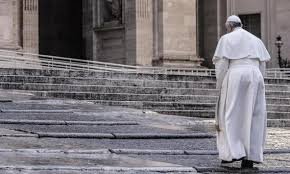 El papa se arrodilla en las calles de Birmania para que acabe la violencia