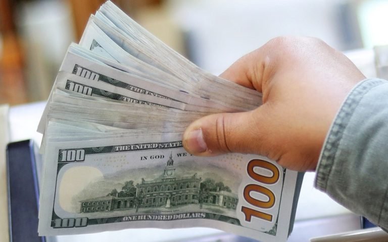Precio del dólar hoy: Peso avanza pese a desplome de la actividad económica
