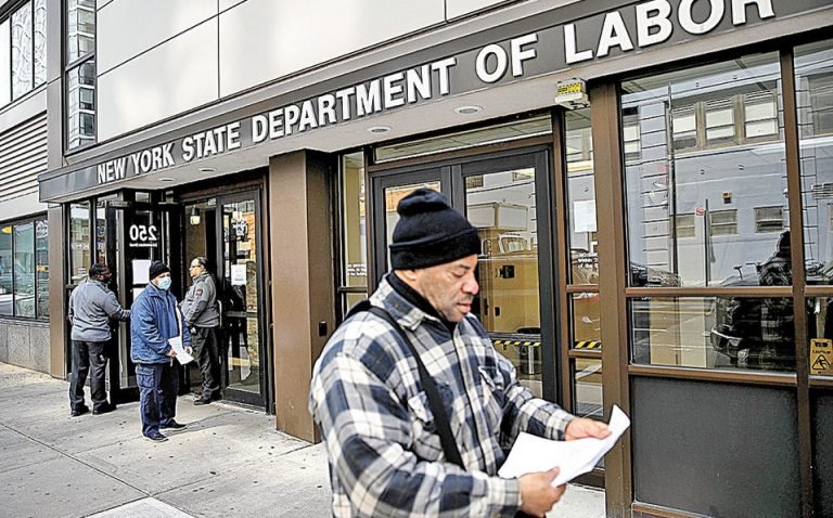 Solicitudes de ayuda por desempleo en EU bajan a menos de un millón