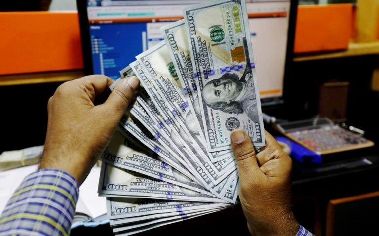 Precio del dólar hoy: Peso pierde ante mayor tensión entre China y EU