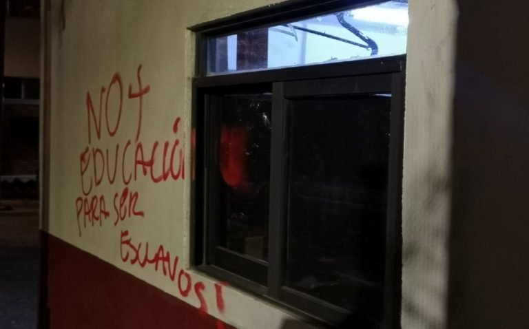 Encapuchados toman Vocacional 13 del IPN en Coyoacán