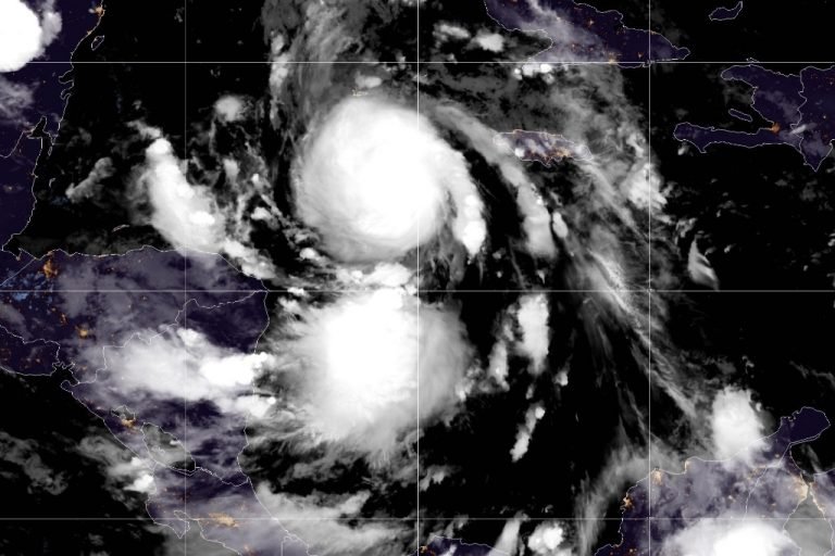 Huracán ‘Delta’ sube a categoría 2; va hacia la Península de Yucatán