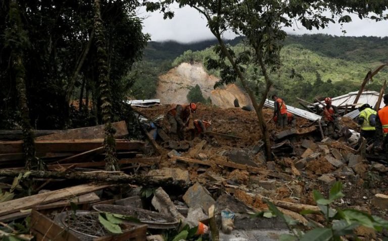 ‘ETA’ llega a Cuba mientras Guatemala y México buscan sobrevivientes