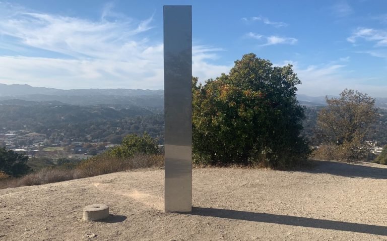 Aparece tercer monolito metálico en California