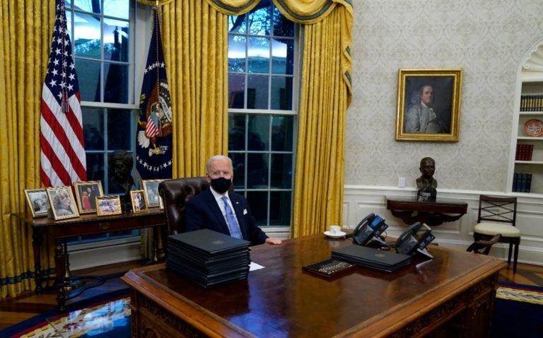 Biden redecora Despacho Oval con fotos familiares y busto de sindicalista hispano