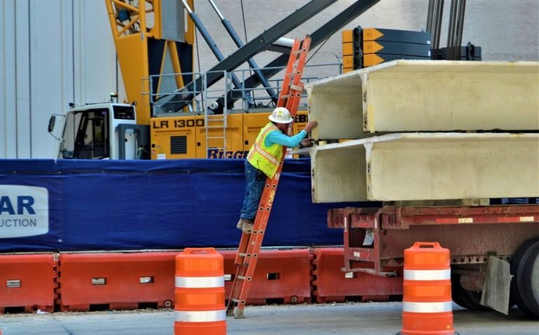 Covid-19 eliminó el equivalente a 255 millones de empleos en 2020