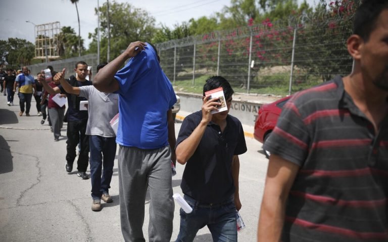 Texas presenta demanda contra decreto de Biden que frena deportaciones por 100 días